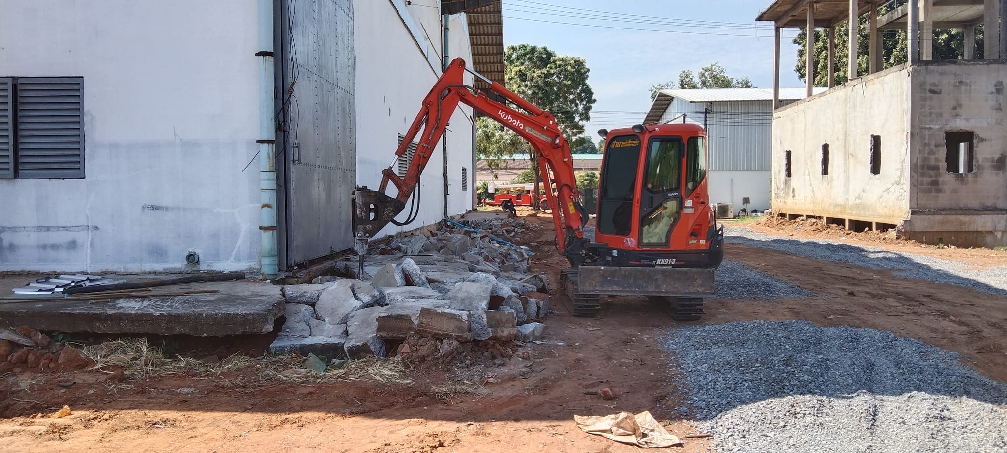 รถแม็คโครให้เช่านครศรีธรรมราช ให้บริการในพื้นที่จังหวัดนครศรีธรรมราช และจังหวัดใกล้เคียง